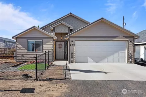 209 S Adams Ave, Warden, WA 98857