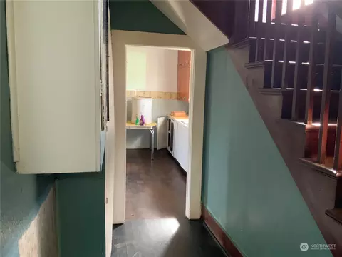 Entry Way - 1121 Willapa Rd, Raymond, WA 98577 photo 2 of 3