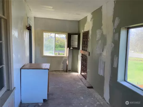 Kitchen - 1121 Willapa Rd, Raymond, WA 98577 photo 2 of 2