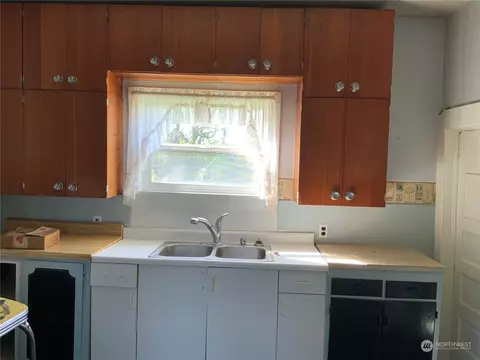 Kitchen - 1121 Willapa Rd, Raymond, WA 98577 photo 1 of 2