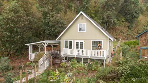 25977 Gold Beach Dr SW, Vashon, WA 98070