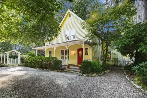8110 Ferncliff Ave NE, Bainbridge Island, WA 98110