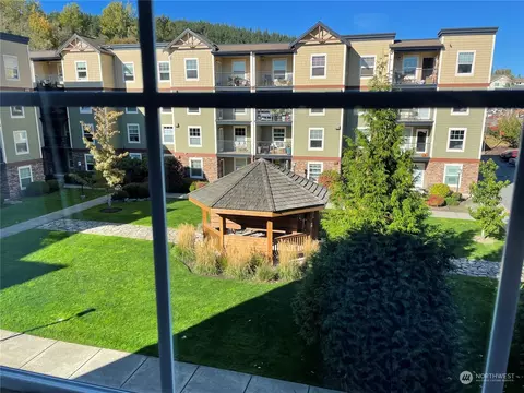 700 32nd St #A303, Bellingham, WA 98225