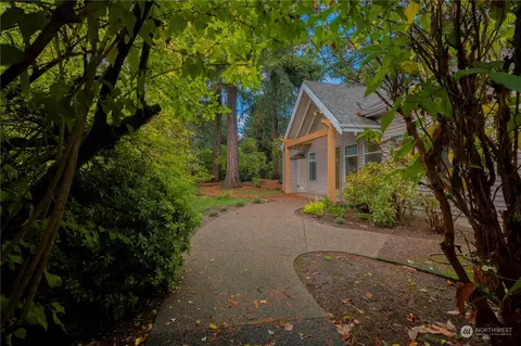 528 NE 120th St, Seattle, WA 98125