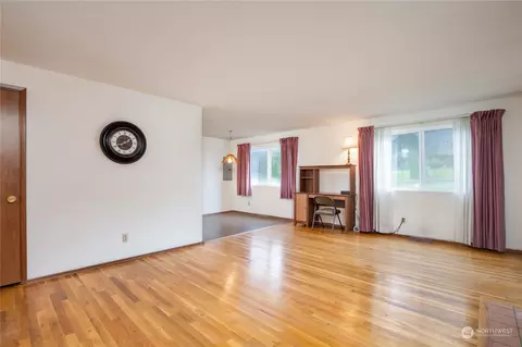 1347 E Maple St, Kent, WA 98030 photo 4