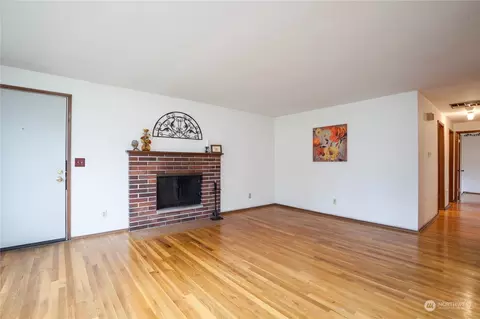 1347 E Maple St, Kent, WA 98030 photo 2