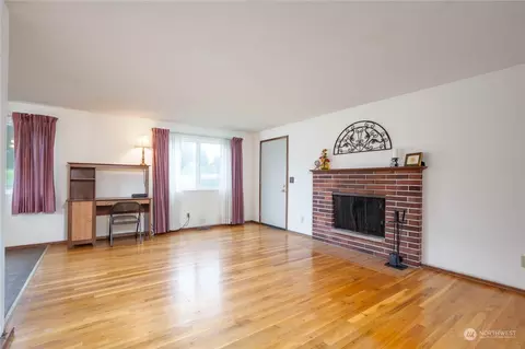 1347 E Maple St, Kent, WA 98030 photo 3