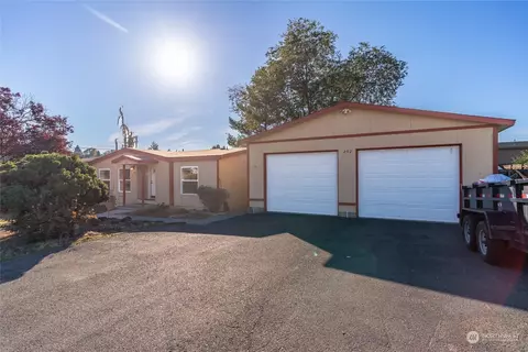 202 Broadmoor St NW, East Wenatchee, WA 98802