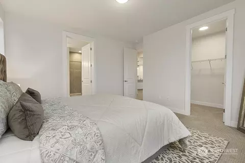 Bedroom - 1077 Lindenberger Ln, Enumclaw, WA 98022 photo 2 of 2