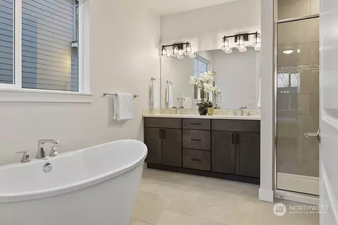 Bath - 1077 Lindenberger Ln, Enumclaw, WA 98022 photo 1 of 5