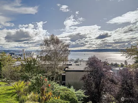 515 W Olympic Pl #2, Seattle, WA 98119