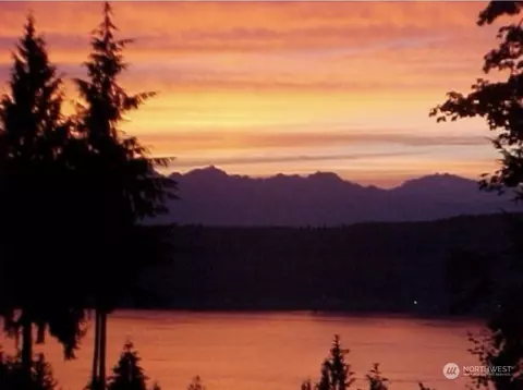 221 E Olympic Palisades Dr, Belfair, WA 98528