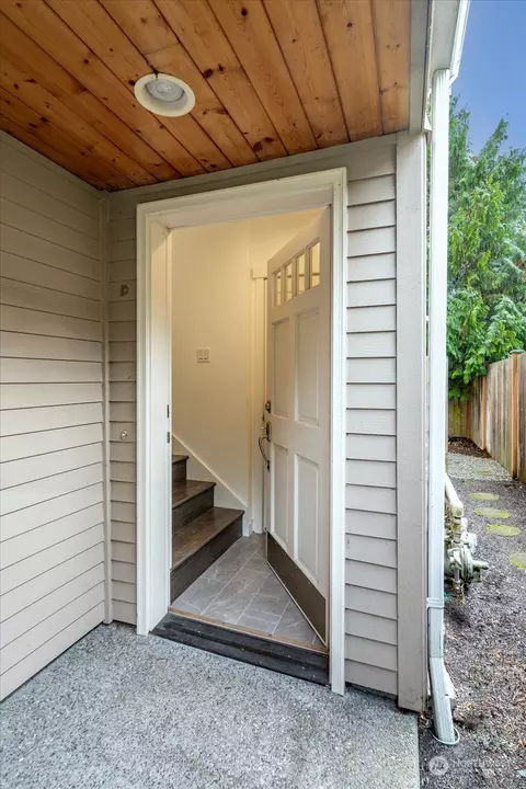 611 N 46th St #D, Seattle, WA 98103