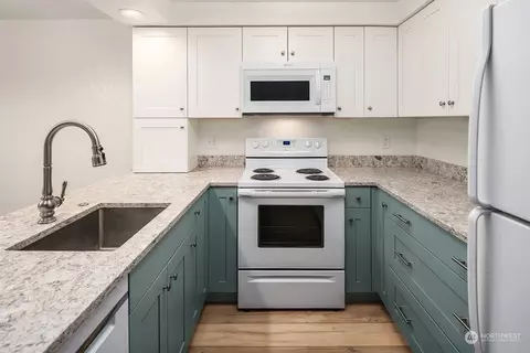 4231 NE 5th St #C202, Renton, WA 98059