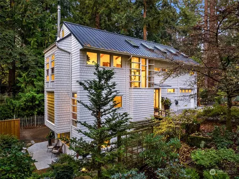 268 Lovell Ave SW, Bainbridge Island, WA 98110