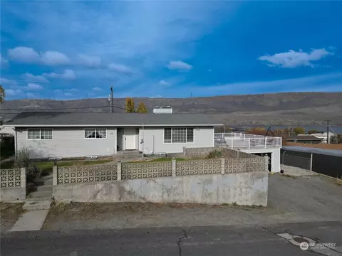 221 E Grand Ave, Electric City, WA 99123