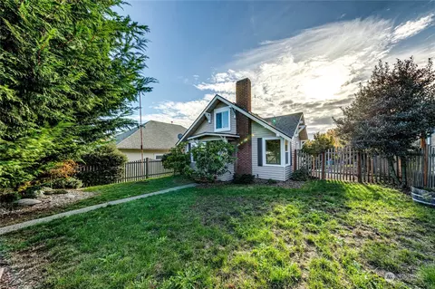 826 W 8th St, Port Angeles, WA 98363