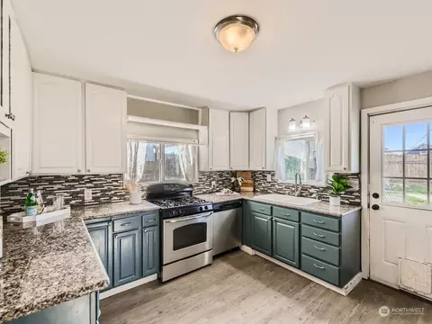 1112 E Marine View Dr, Everett, WA 98201 photo 4
