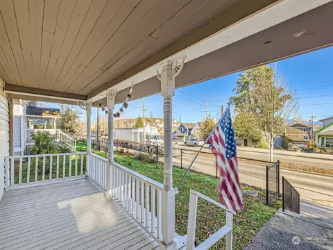 1112 E Marine View Dr, Everett, WA 98201 photo 3