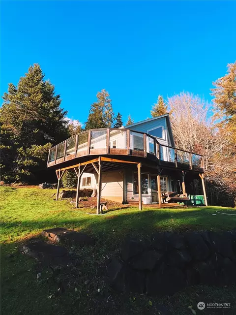 1320 E Island View Rd, Grapeview, WA 98546