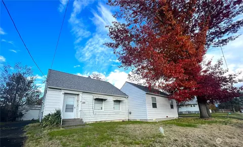 129 NE C St, College Place, WA 99324