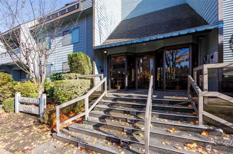 3030 80th Ave SE #209, Mercer Island, WA 98040