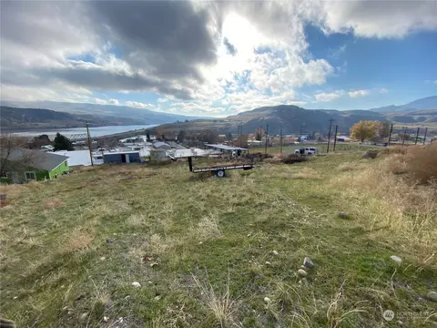 356 Ives St, Pateros, WA 98846