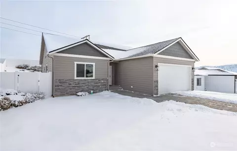 945 N Macaw Ave, East Wenatchee, WA 98802