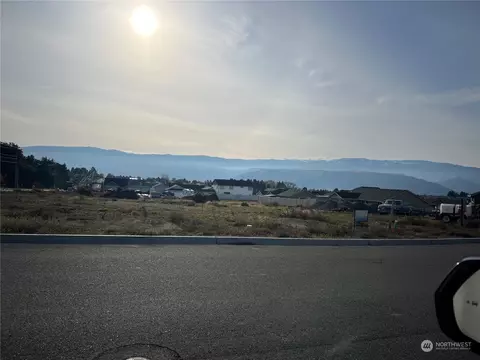 969 N Newport Loop, East Wenatchee, WA 98802
