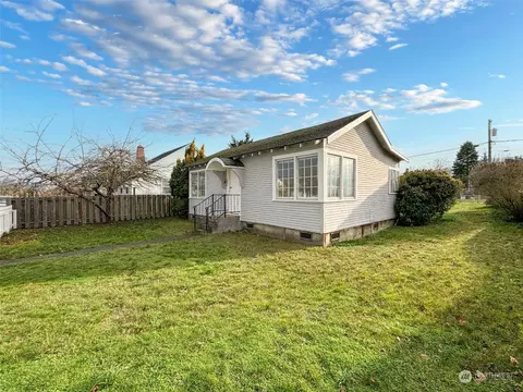 251 W Spruce St, Sequim, WA 98382 photo 3