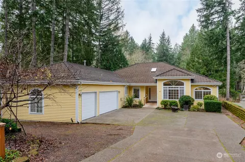 430 E Lakeshore Dr, Allyn, WA 98524