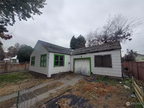 24 N Elm St, Omak, WA 98841