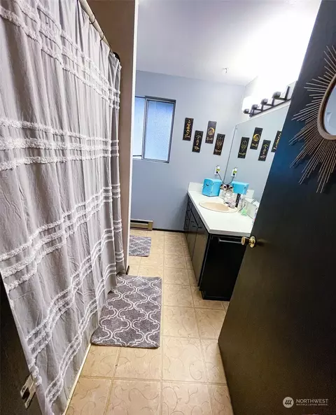 Bath - 8618 4th Pl SE, Everett, WA 98208 photo 1 of 2