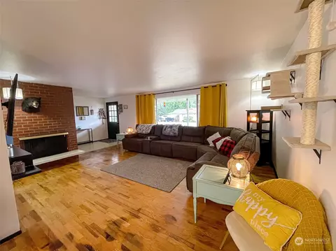 Living - 8618 4th Pl SE, Everett, WA 98208 photo 1 of 4