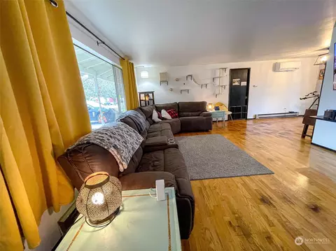 Living - 8618 4th Pl SE, Everett, WA 98208 photo 2 of 4