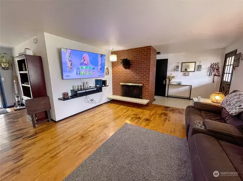Living - 8618 4th Pl SE, Everett, WA 98208 photo 3 of 4