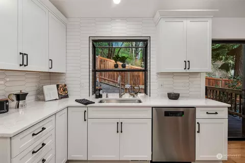 Kitchen - 21109 Shell Valley Rd, Edmonds, WA 98026 photo 4 of 6