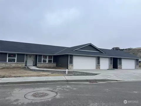 900 N Newport Loop, East Wenatchee, WA 98802