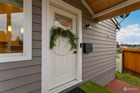 2906 NE 5th Pl, Renton, WA 98056