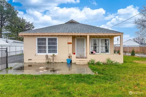 212 S 39th Ave, West Richland, WA 99353