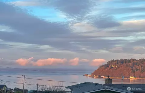 8233 Whidbey Dr, Clinton, WA 98236