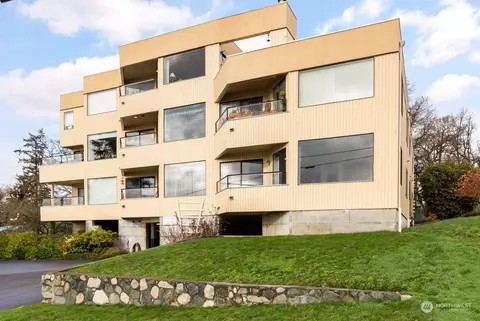 861 SE Regatta Dr #101, Oak Harbor, WA 98277