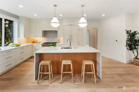 317 5th Ave #204, Kirkland, WA 98033