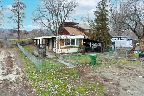 422 Benton St, Omak, WA 98841