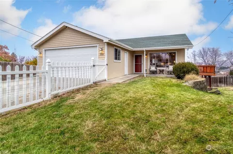 1111 SE Cotter Pl, College Place, WA 99324
