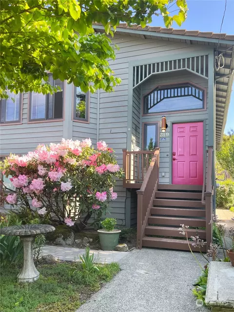 319 N 72nd St, Seattle, WA 98103