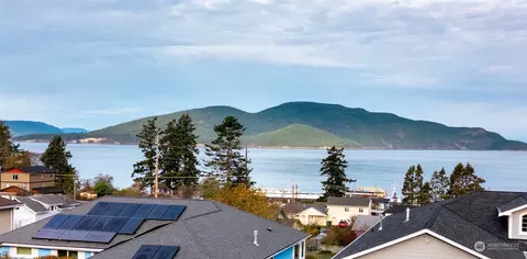 3007 W 3rd Pl, Anacortes, WA 98221