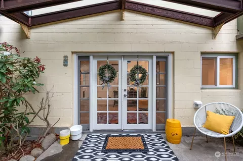 913 Powell St, Steilacoom, WA 98388