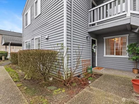 17122 44th Ave W #D102, Lynnwood, WA 98037