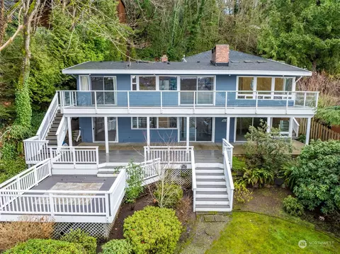 5940 NE Arrowhead Dr, Kenmore, WA 98028